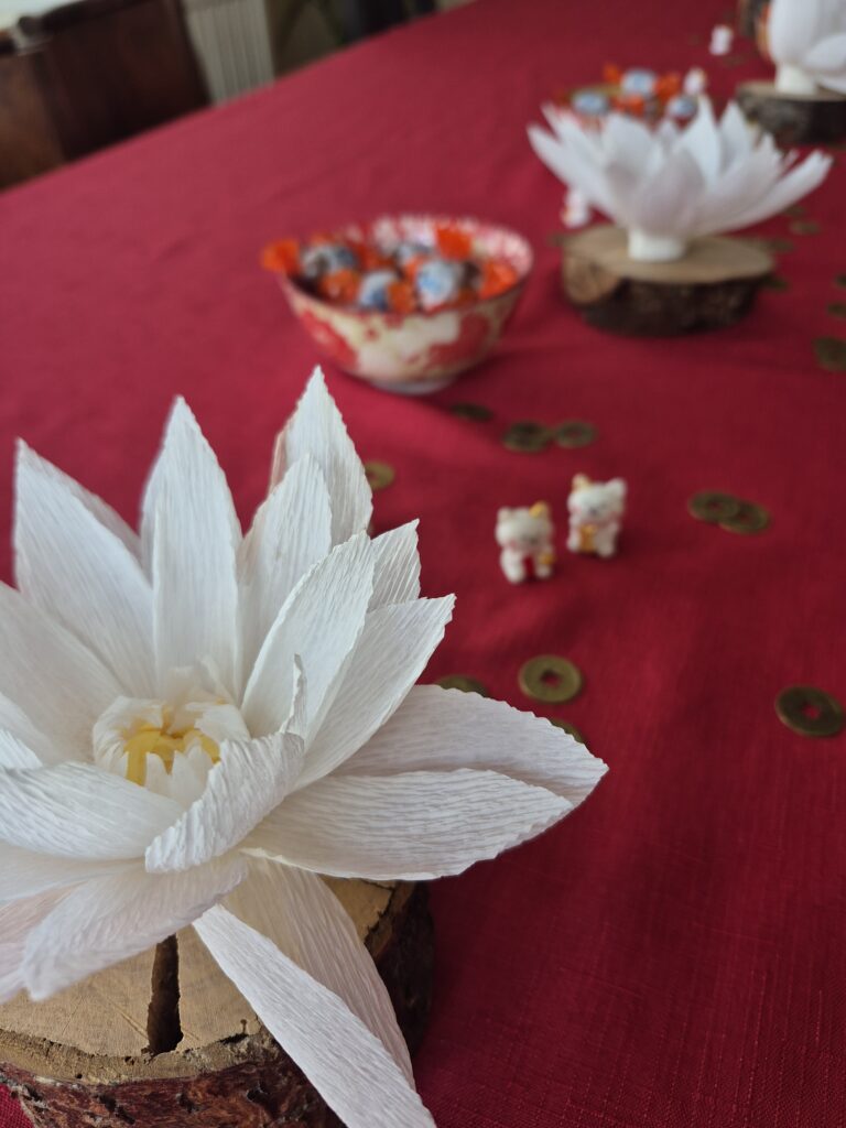 Table de baptême Chemin de table décoré sur le thème de la Chine pour un baptême
