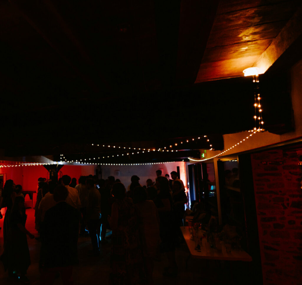 Fête de divorce Fête de divorce dans le noir, fête intime dans une salle
