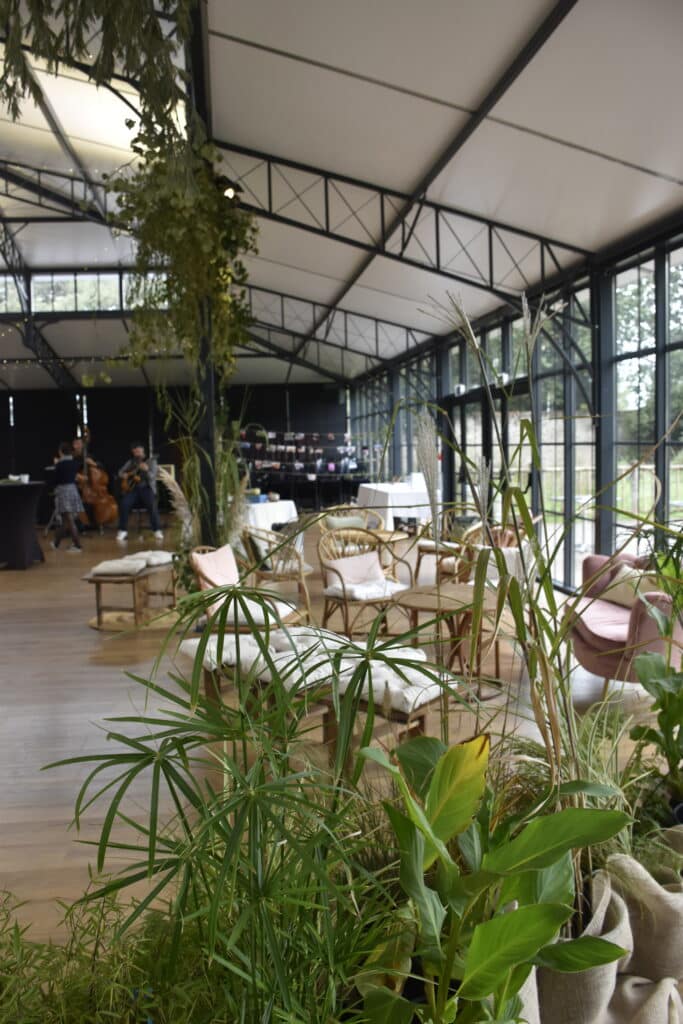 salle de fête décorée par des plantes, ainsi que des chaises et des fauteuils 