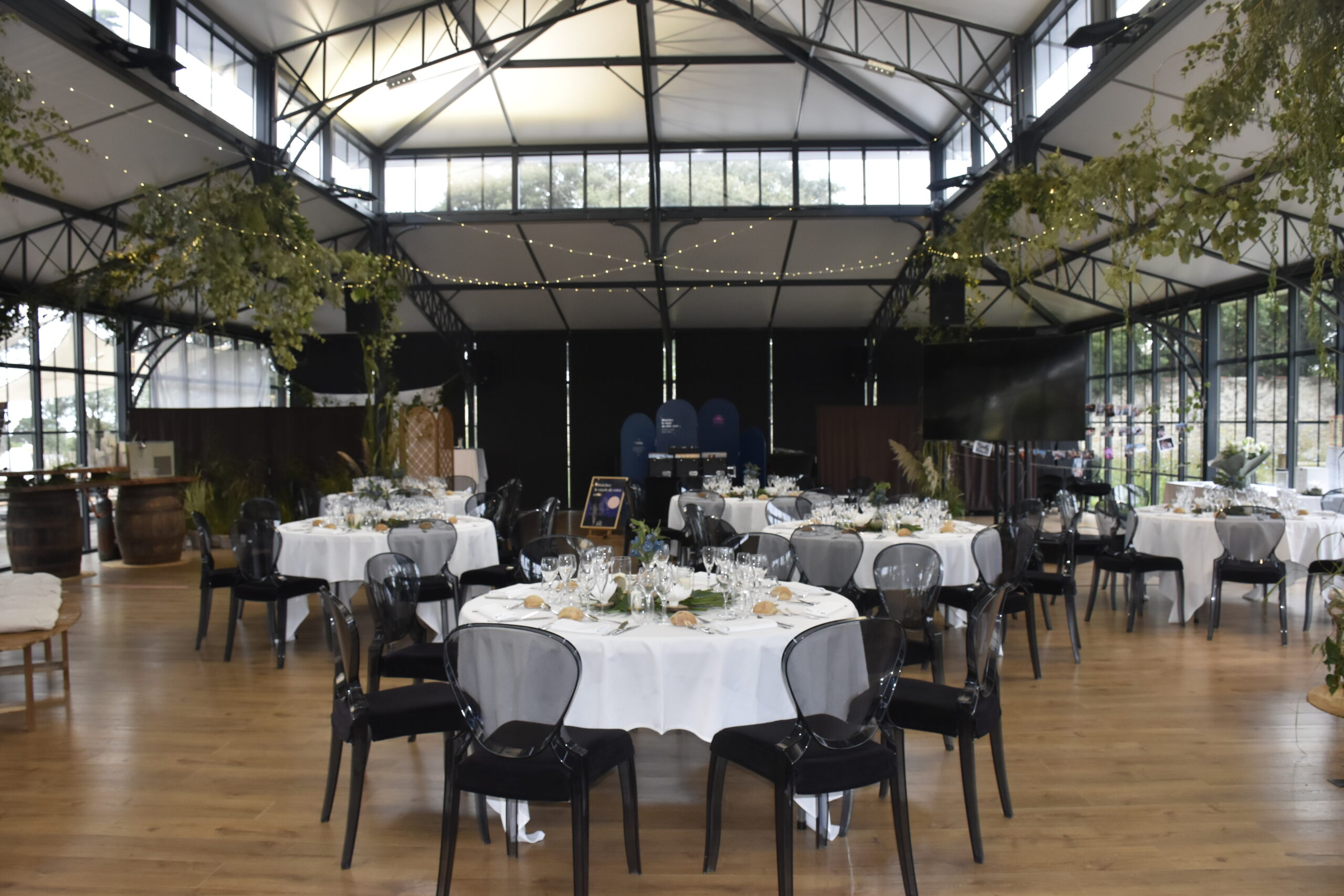 salle décorée pour une fête (anniversaire, mariage), avec des chaises, des tables, les nappes et les petites décorations 