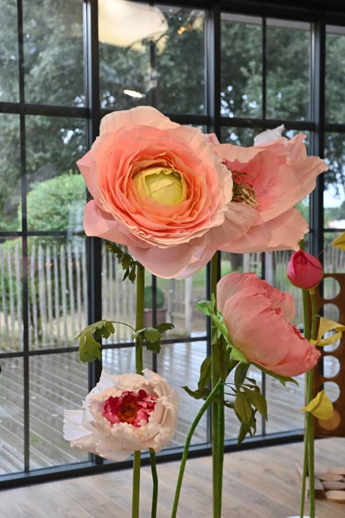 photo de fleurs et de roses pour la décoration d'une salle de fête
