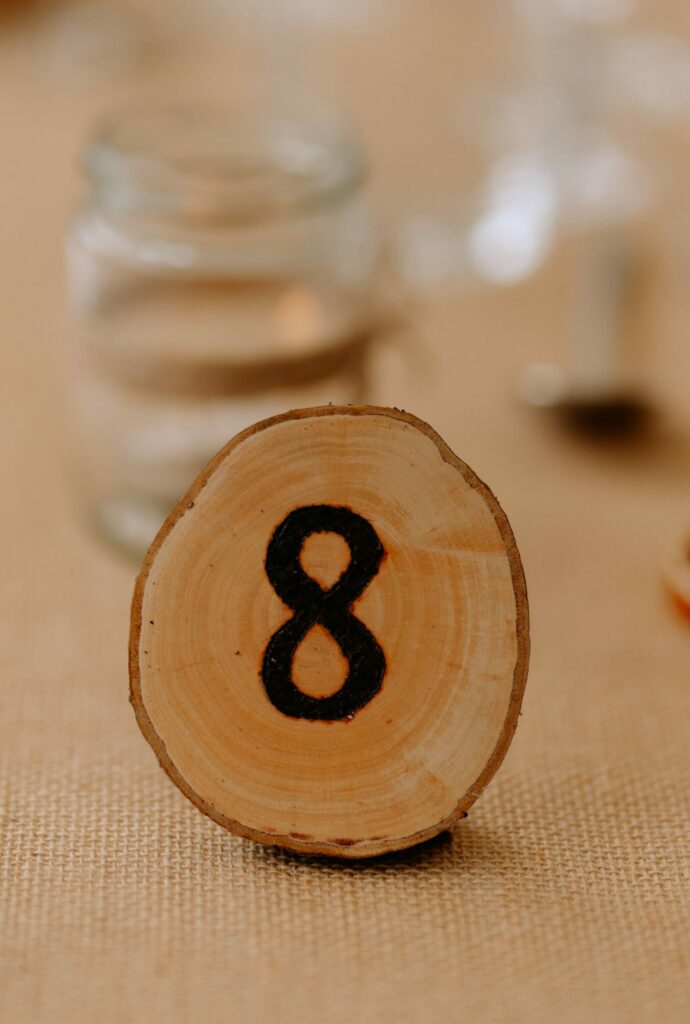 Détail numérotation des tables en bois